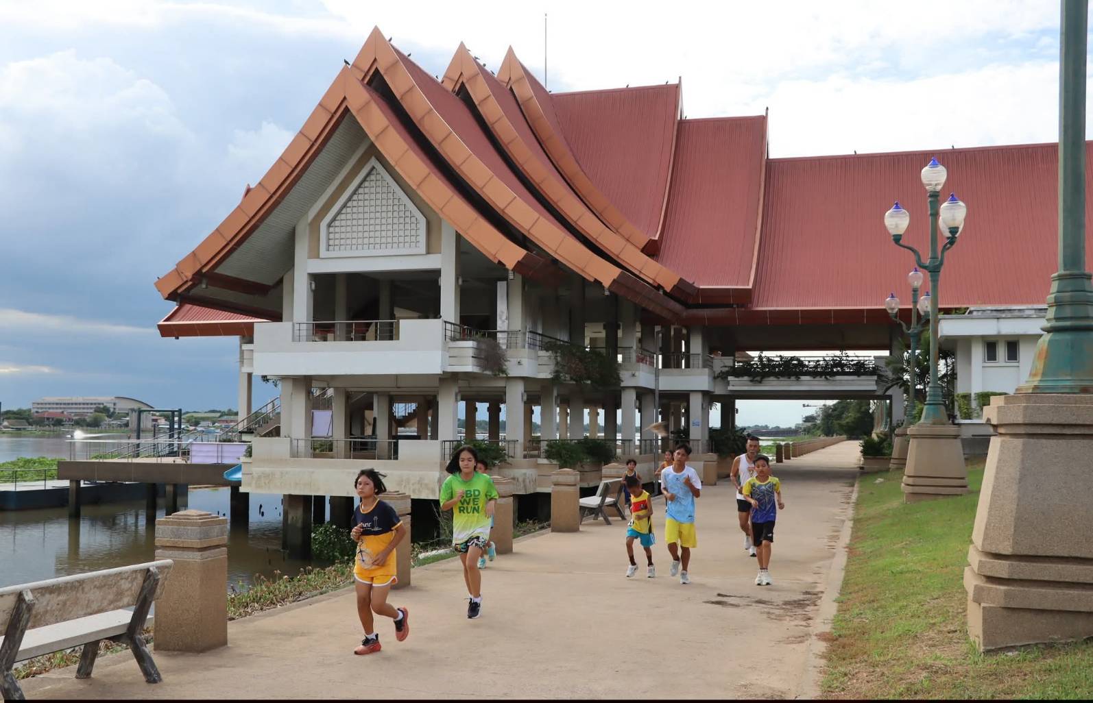 title - ศูนย์ส่งเสริมและพัฒนาอาชีพเสริมนอกภาคการเกษตร (ศูนย์ศิลปาชีพ บางไทรฯ (เดิม)) ขอเชิญชวนทุกท่านมาสัมผัสประสบการณ์การท่องเที่ยวภายในพื้นที่ของ ศพส. 